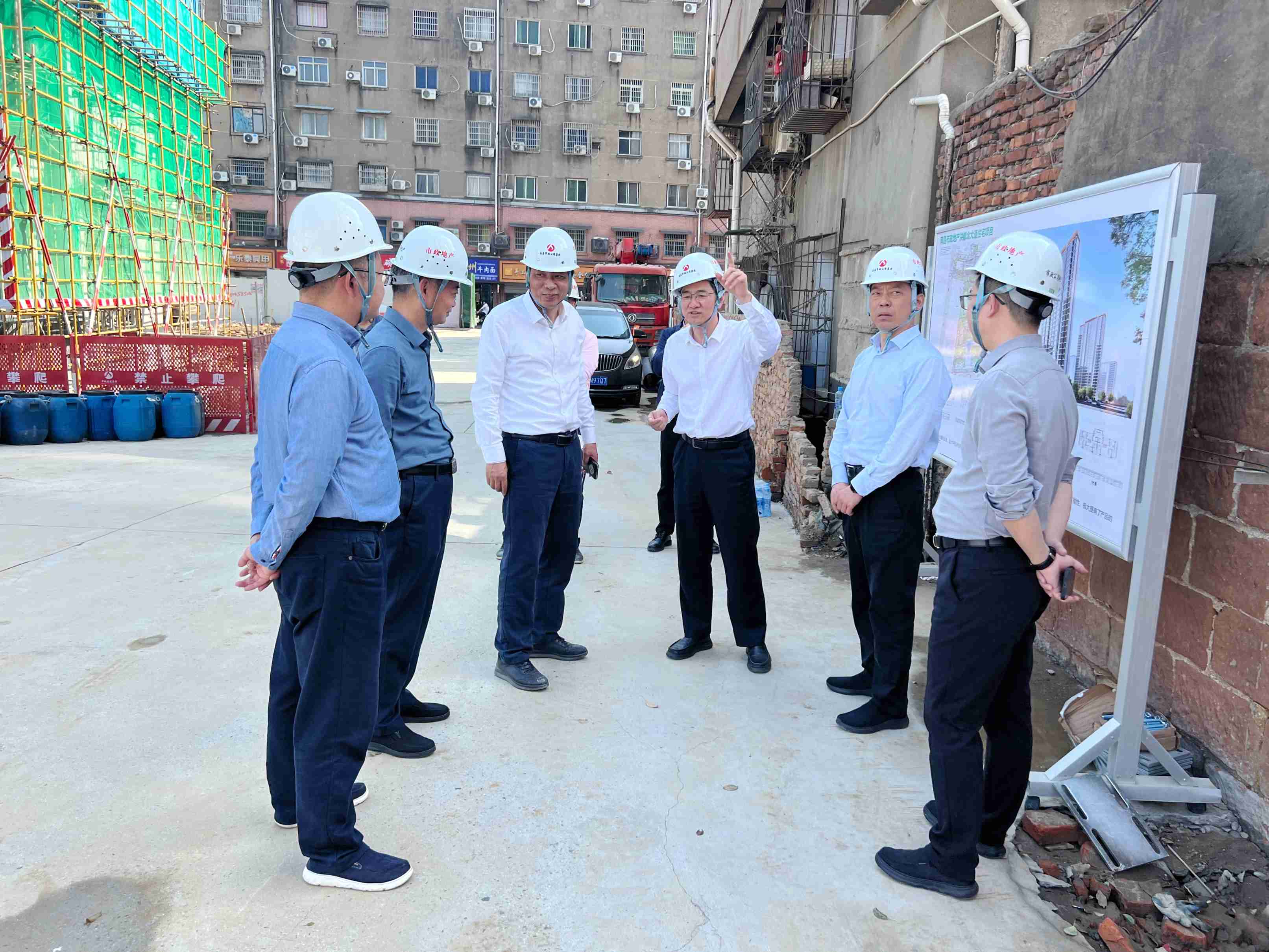 南昌市國(guó)資委黨委書(shū)記、主任陳建軍一行深入我司承建的南昌市政地產(chǎn)洪都北大道住宅項(xiàng)目調(diào)研
