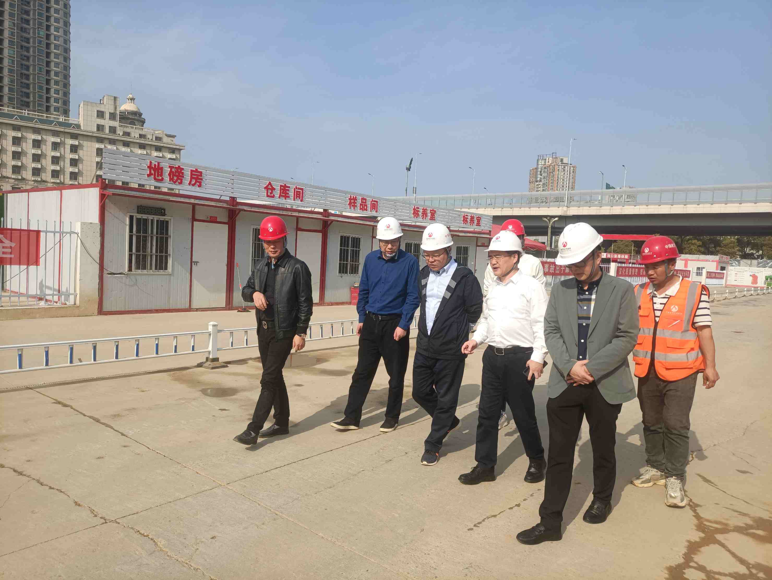 市政公用集團(tuán)黨委委員、副總經(jīng)理鄒建偉一行深入我司承建的南昌市政地產(chǎn)錦繡文瀾項(xiàng)目開(kāi)展安全生產(chǎn)工作督導(dǎo)檢查